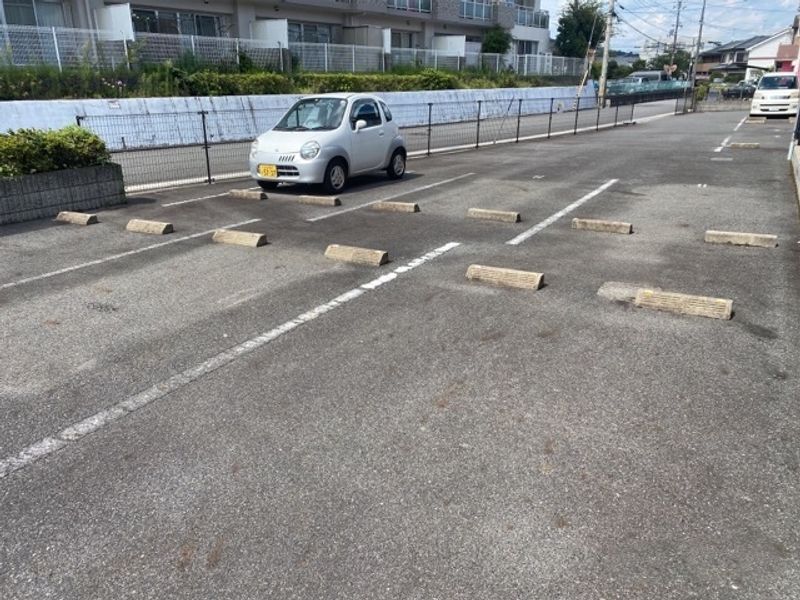 レオパレスポラリス 駐車場