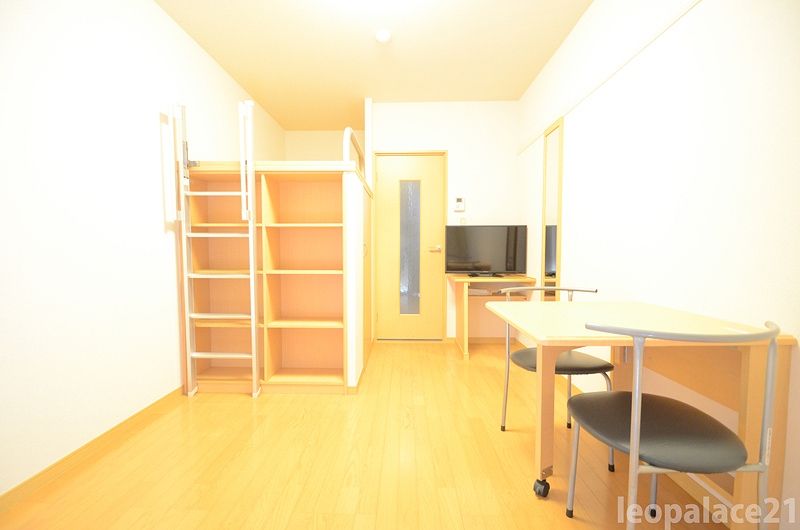 レオパレス太田参番館 居間