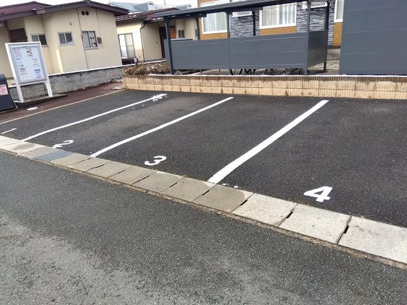 レオパレスキャッスル松波 駐車場