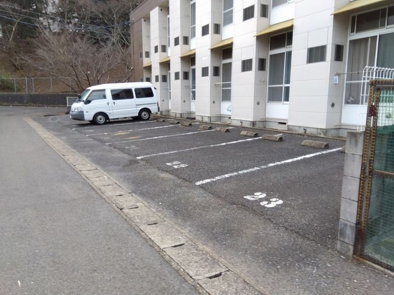 レオパレスプルミエ 駐車場