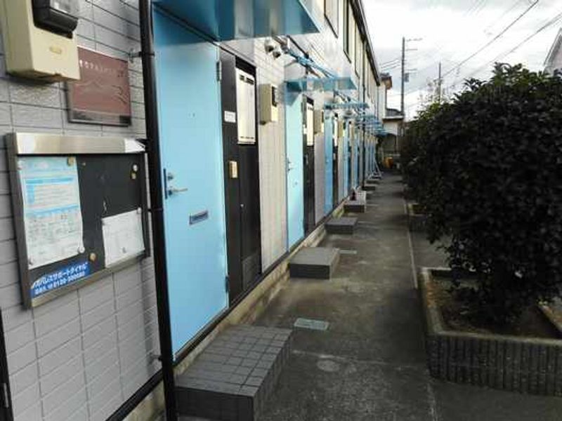 レオパレスアゼリア エントランス
