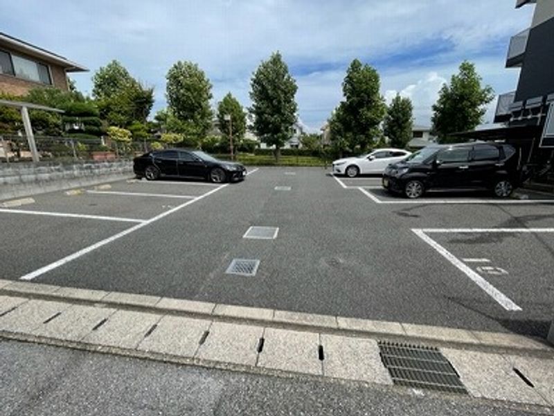 レオパレスコンフォートフレアⅢ 駐車場