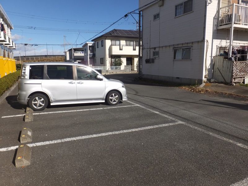 レオパレスヒキリモ 駐車場