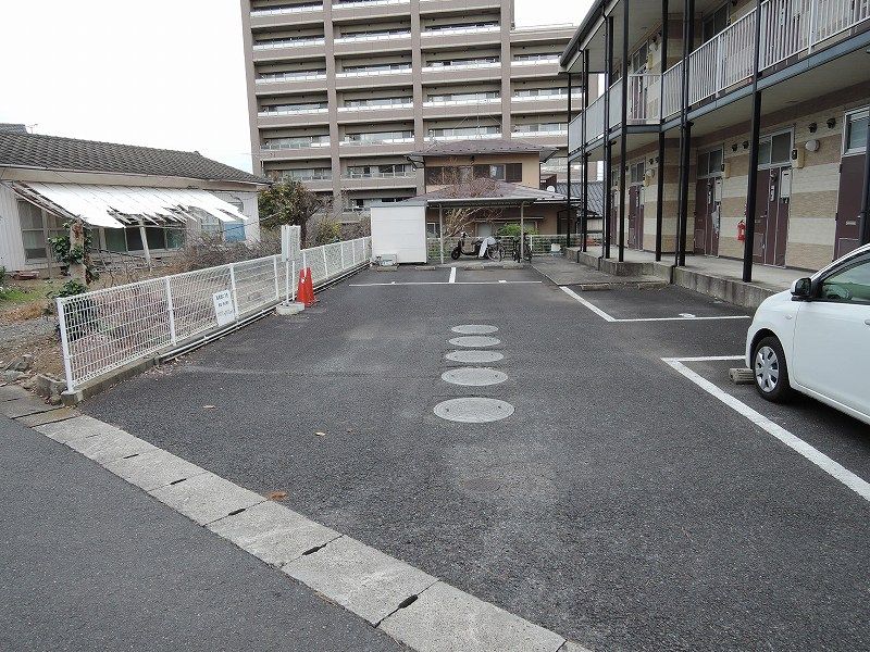 レオパレス紅梅 駐車場