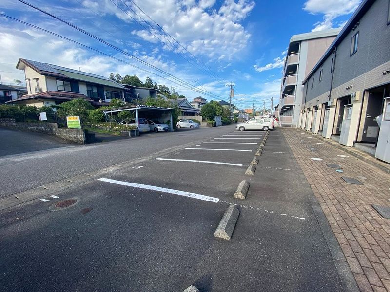 レオパレス佳 駐車場
