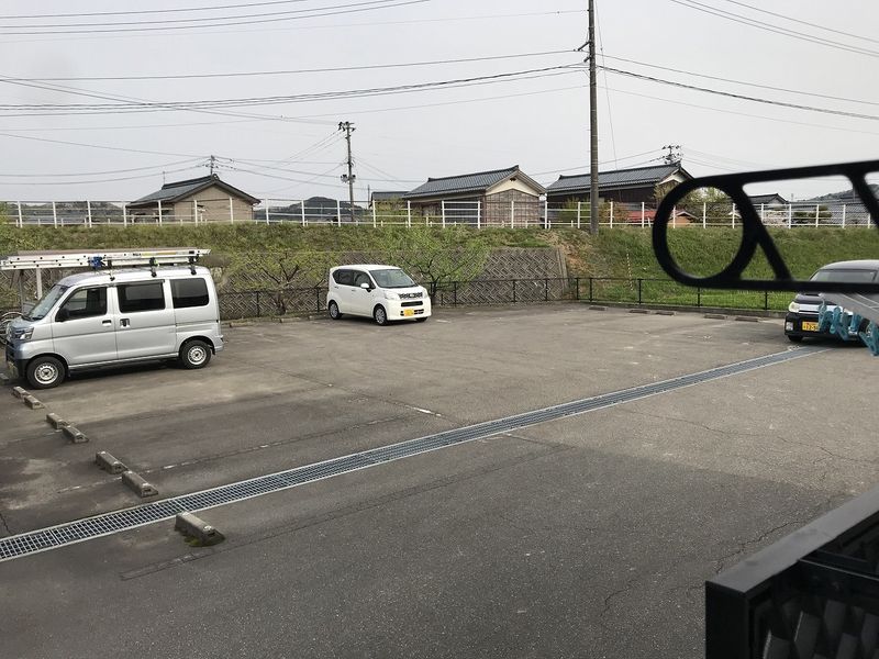 レオパレスアークスペランザ 駐車場