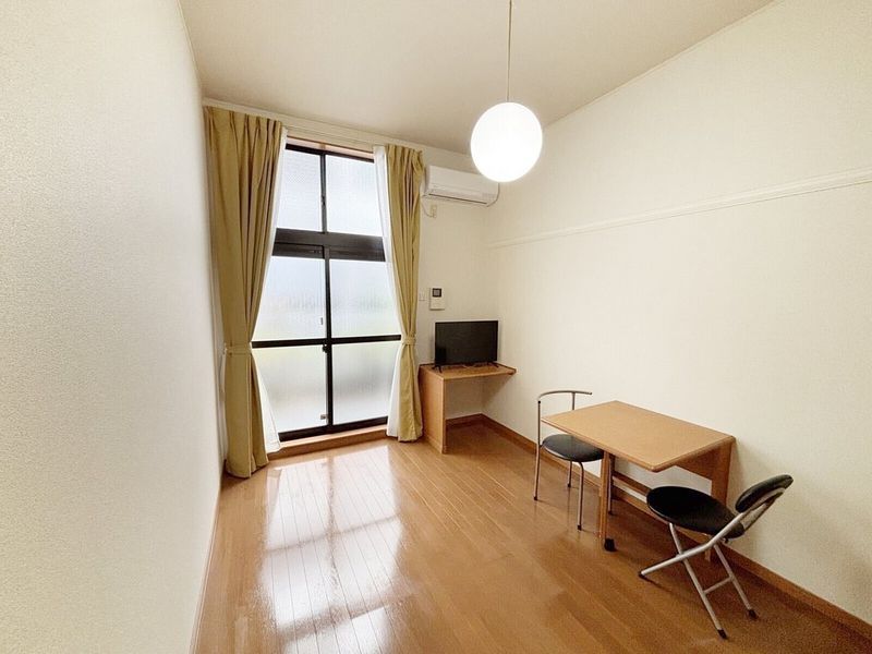 レオパレススプルース鳴尾 居間