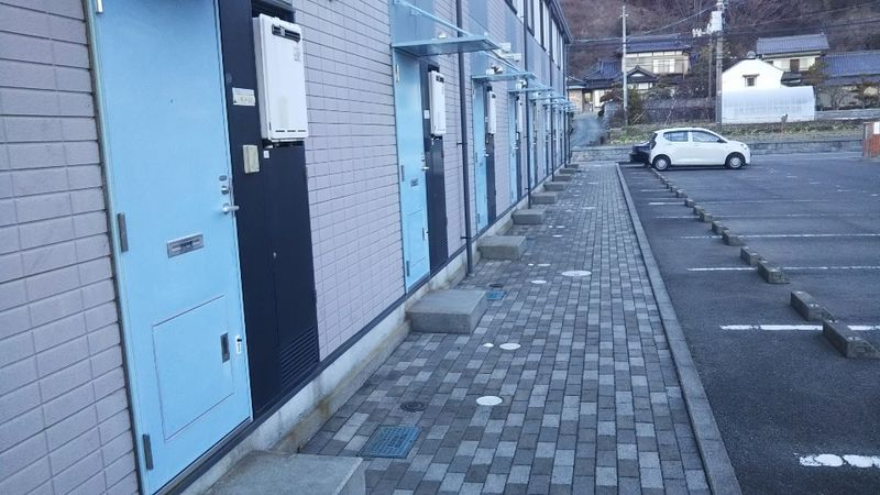 レオパレスコロネット 玄関