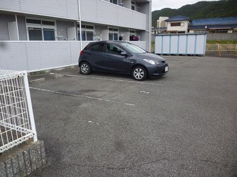 レオパレスフレーズ壱番館 駐車場