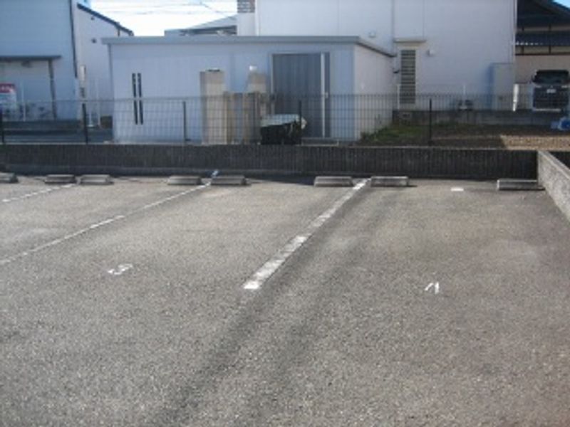 レオパレスチャルム 駐車場
