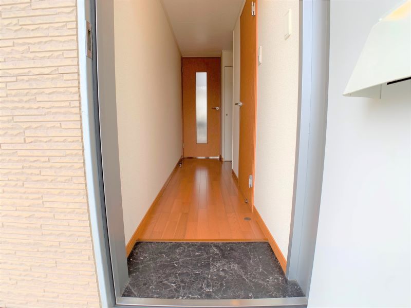 レオパレス岩井 玄関