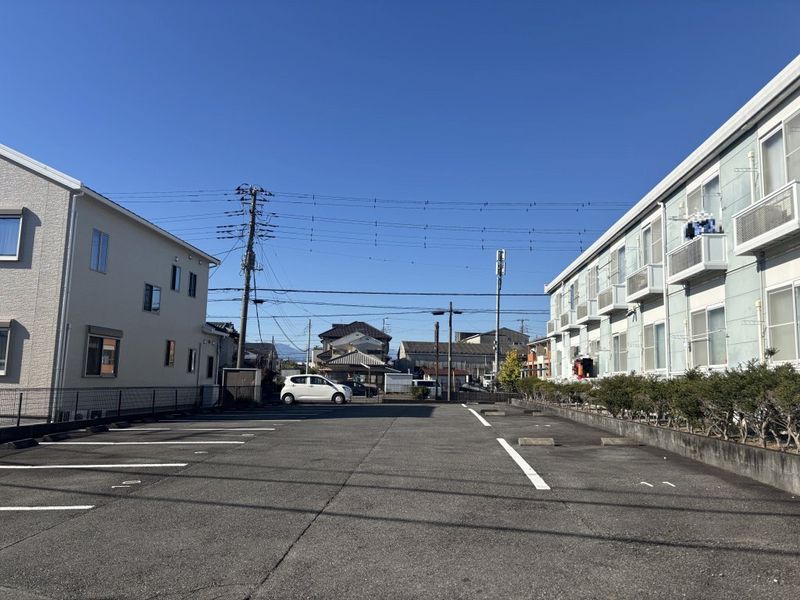 レオパレスフローラ 駐車場