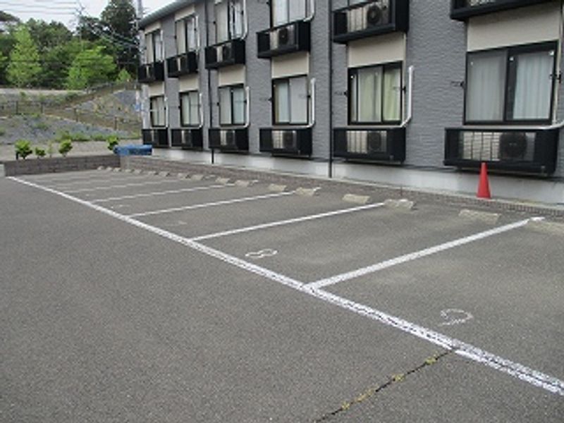 レオパレスルミナス 駐車場