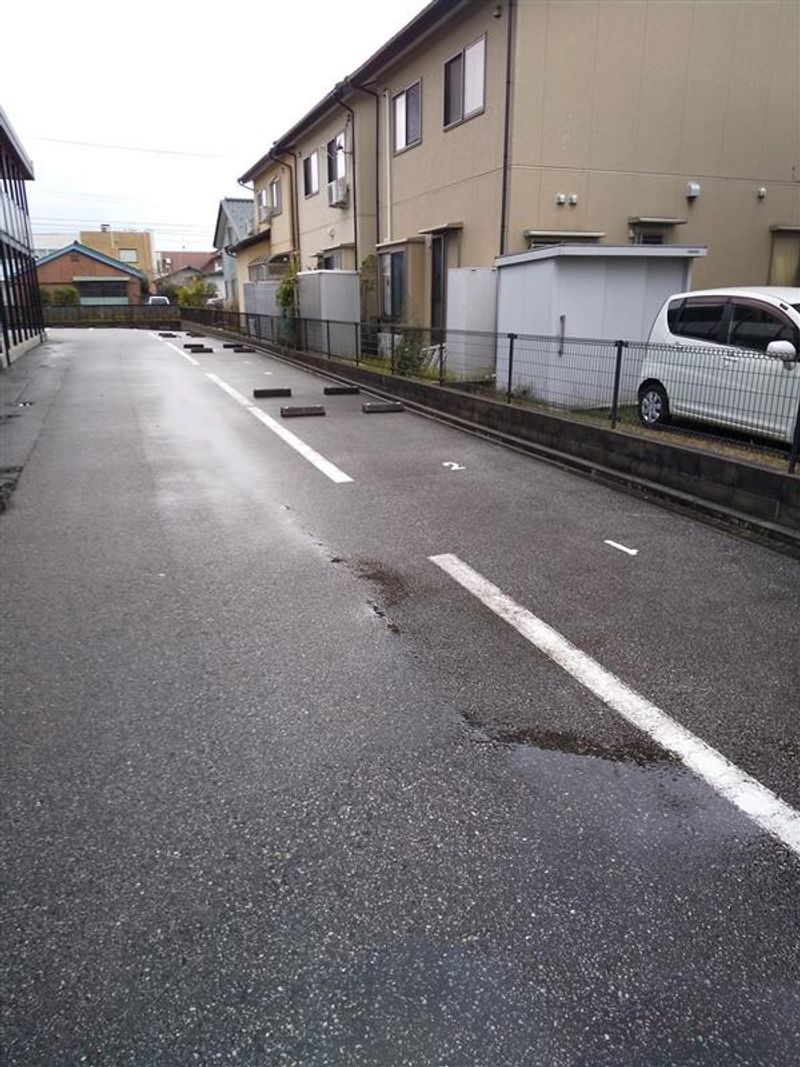 レオパレスラーク 駐車場