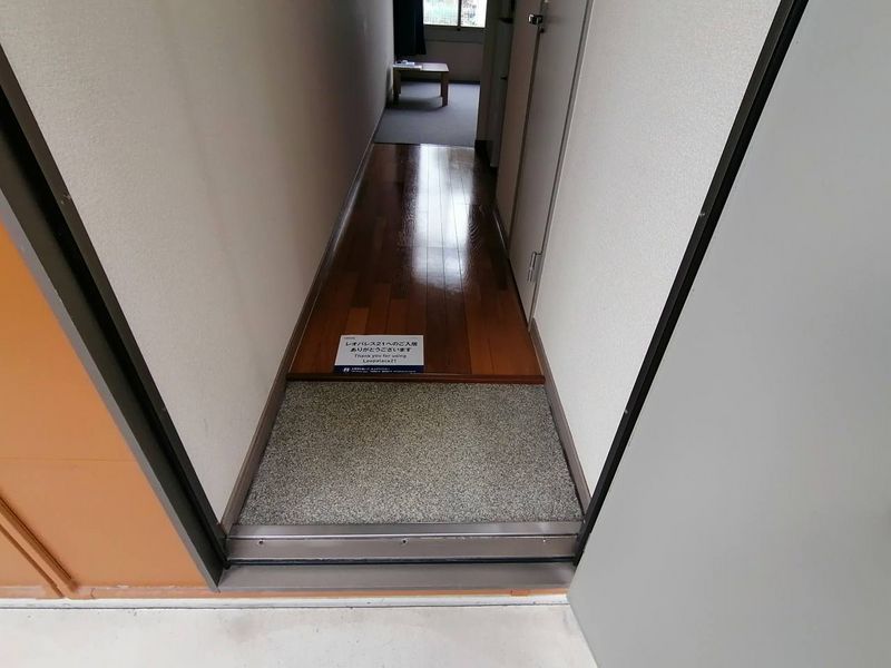 レオパレスかえで 玄関