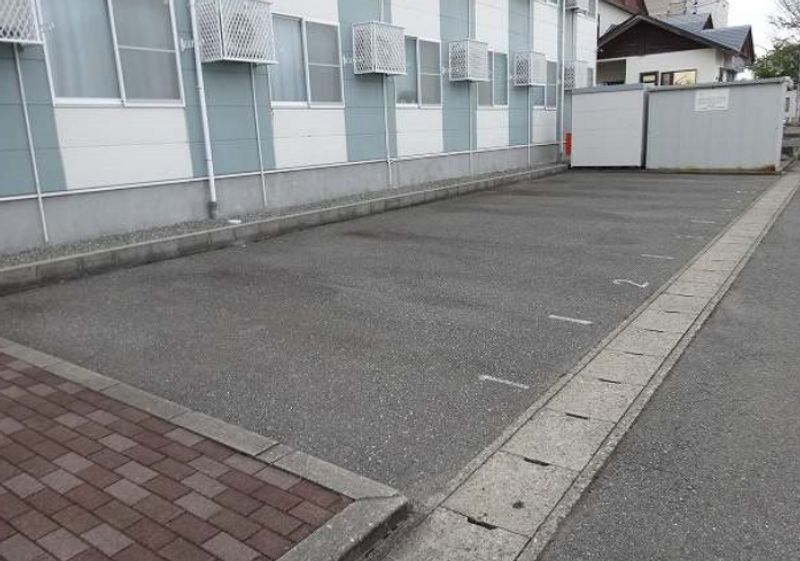 レオパレスグランシャリオ 駐車場