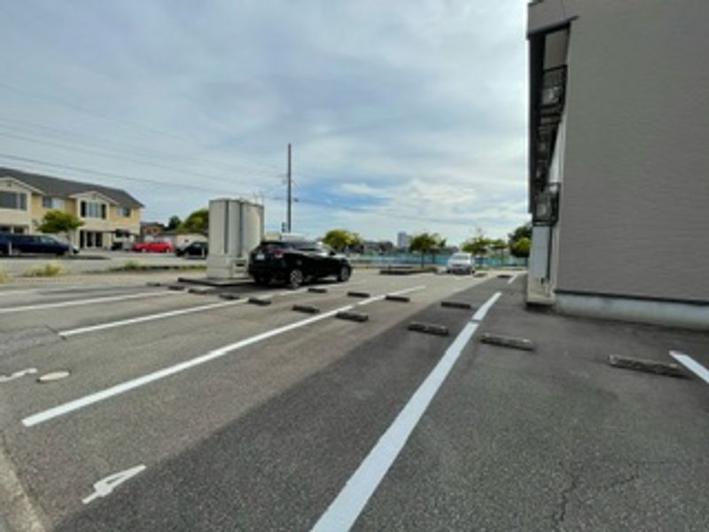 レオパレスアズール 駐車場