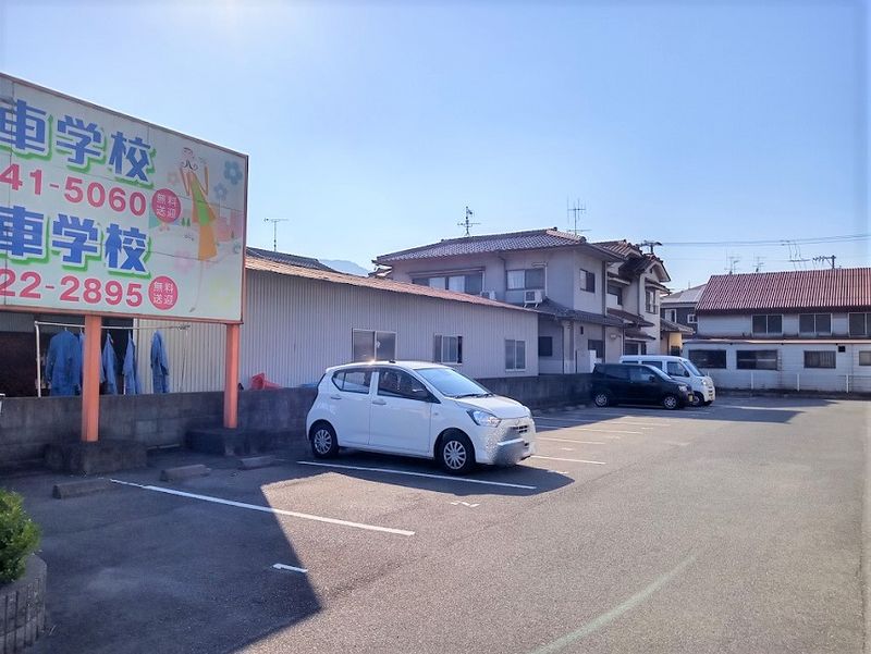 レオパレスアベニュー新涯 駐車場