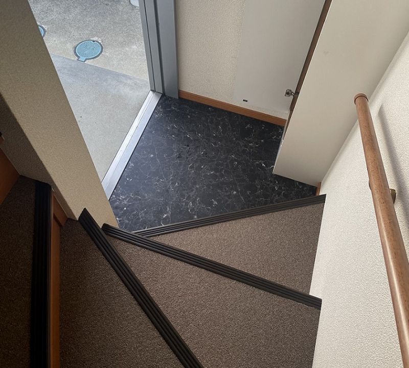 レオパレス新城 玄関