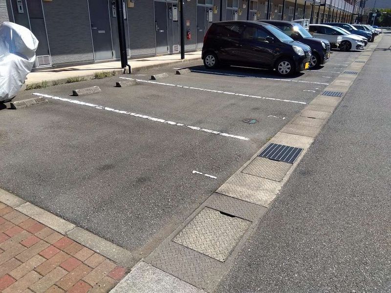 レオパレスフリージア 駐車場