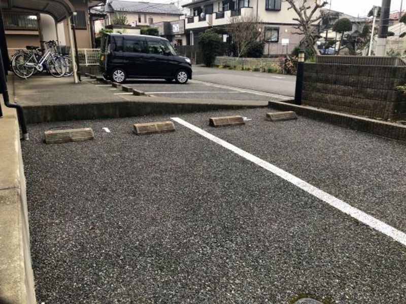 レオパレスルミエールエスト 駐車場