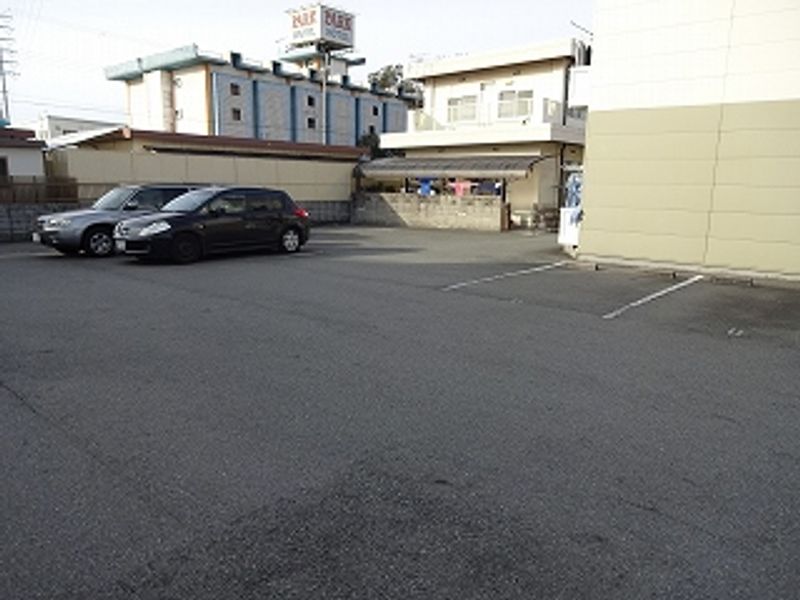 レオパレスプレミール 駐車場