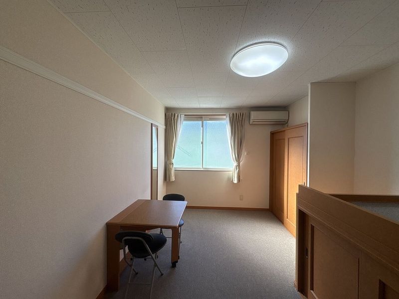 レオパレスコンフィアンス 居間