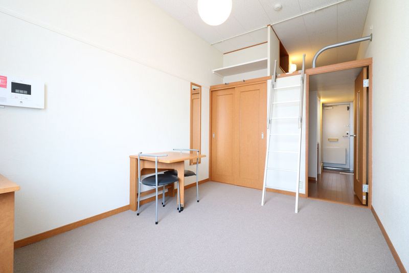 レオパレスチャスティティ 居間