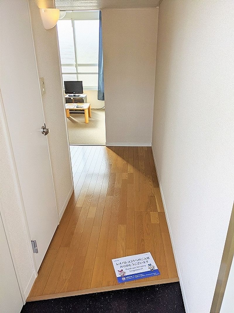 レオパレスフローラ 玄関