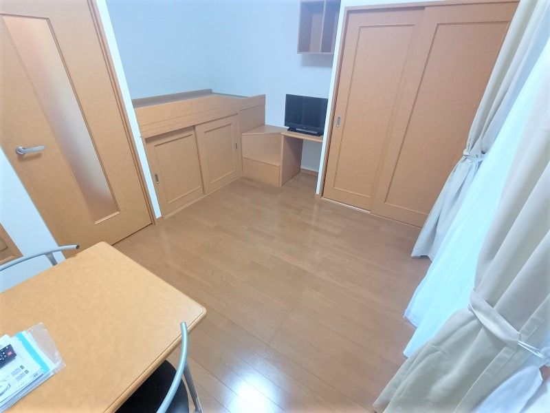 レオパレスみくりや 居間