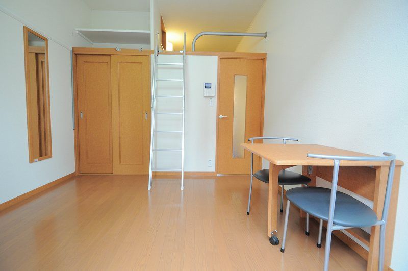 レオパレス葵 居間