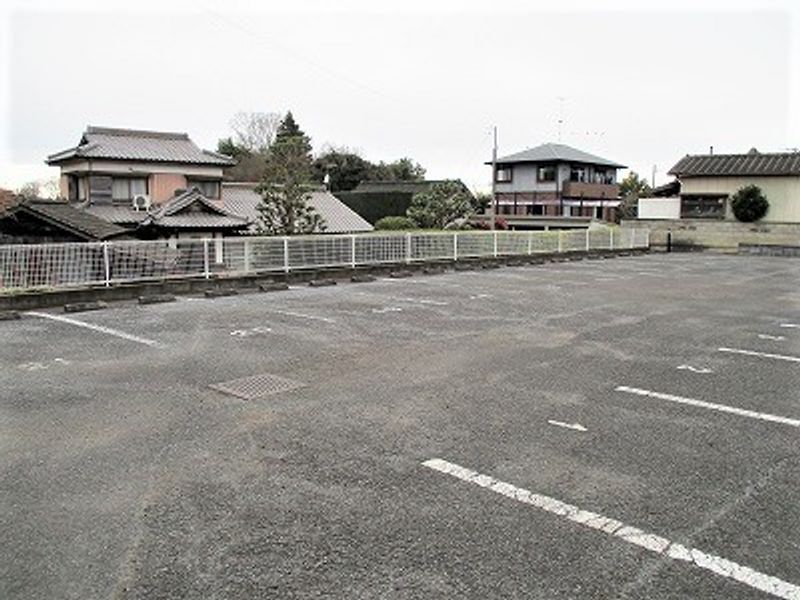 レオパレスルミエール２ 駐車場
