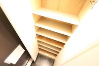 レオパレステルヌーラ彦根 玄関
