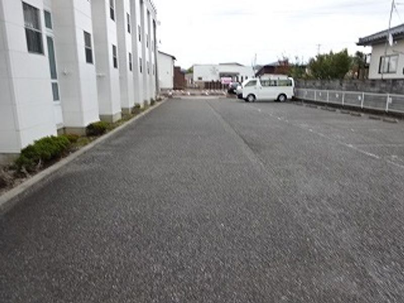 レオパレスアヤメ 駐車場