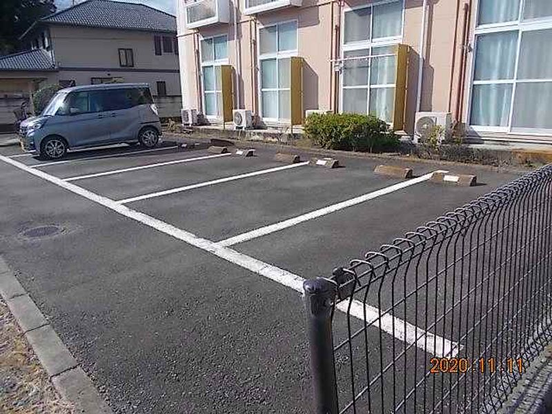 レオパレスルミエールはらだ 駐車場