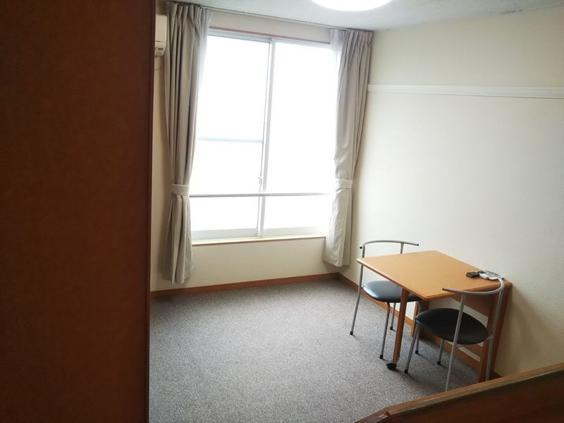 レオパレスラ　トゥール 居間