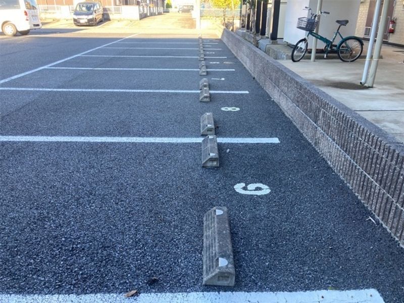 レオパレスアバンティ 駐車場