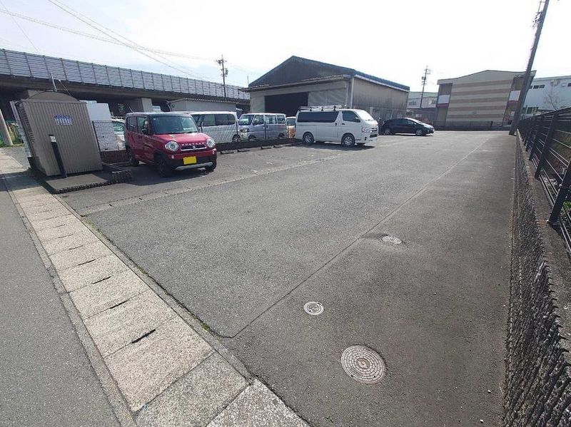 レオパレスオアシス 駐車場