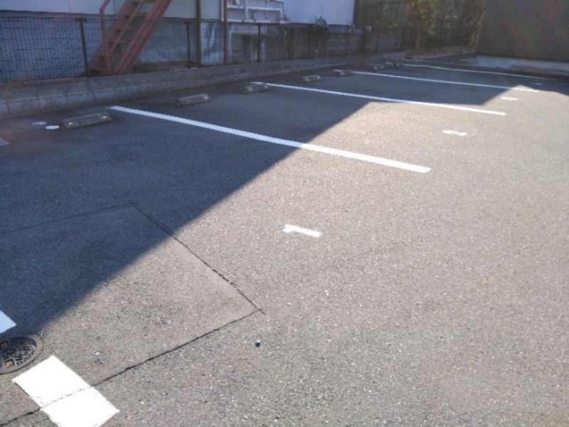 レオパレスグレースエイト 駐車場