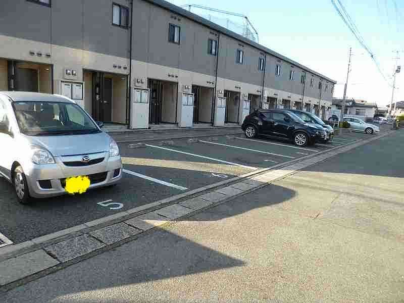 レオパレスクレール幸田 駐車場