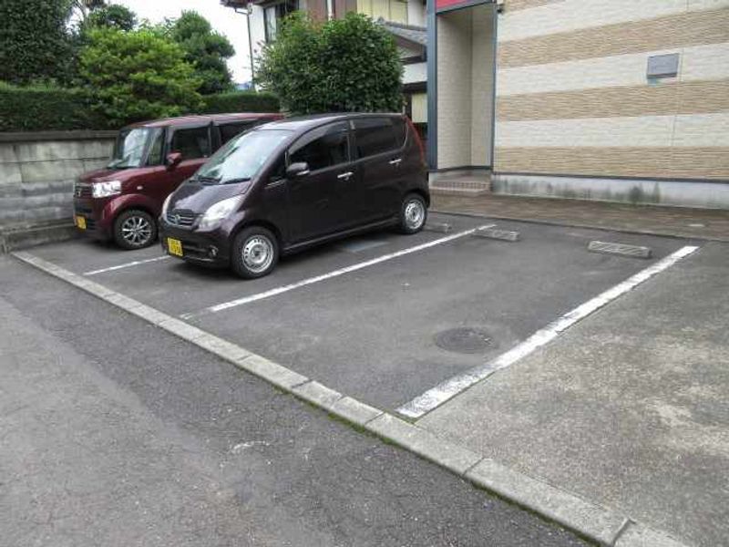 レオパレスプリムローズ 駐車場