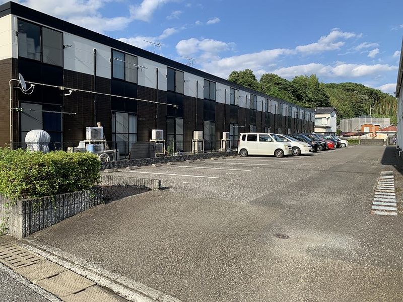 レオパレスＫａｓｕｇａ 駐車場