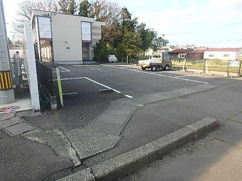 レオパレスルミナス 駐車場