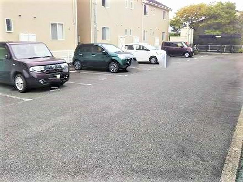 レオパレス徳富 駐車場