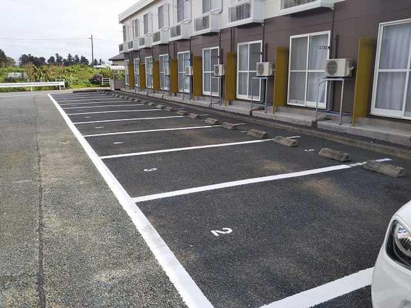 レオパレスユングフラウ 駐車場