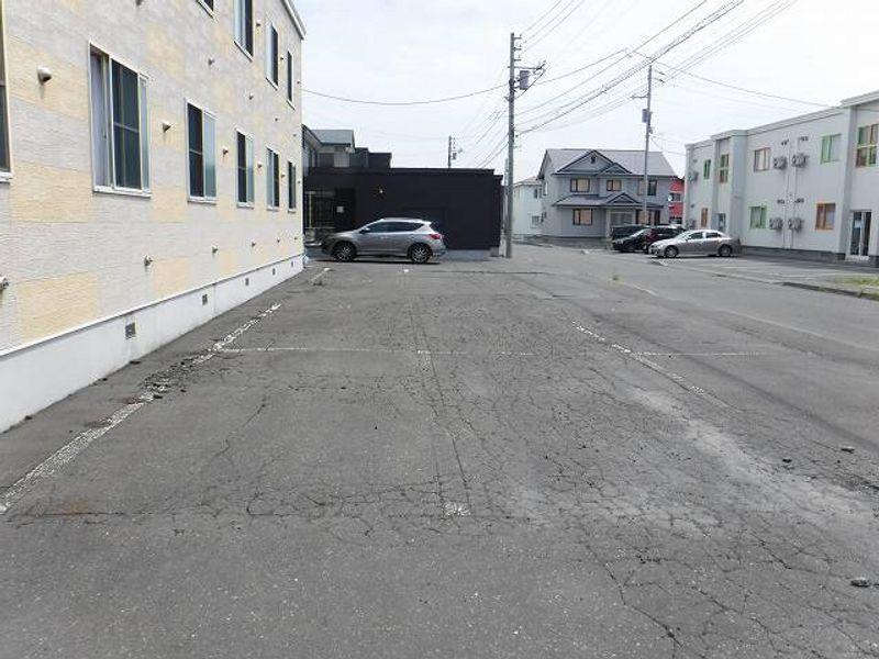 レオパレス裕 駐車場