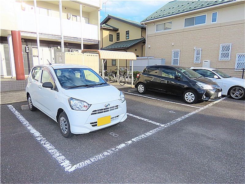 レオパレスヴィラージュ彩 駐車場