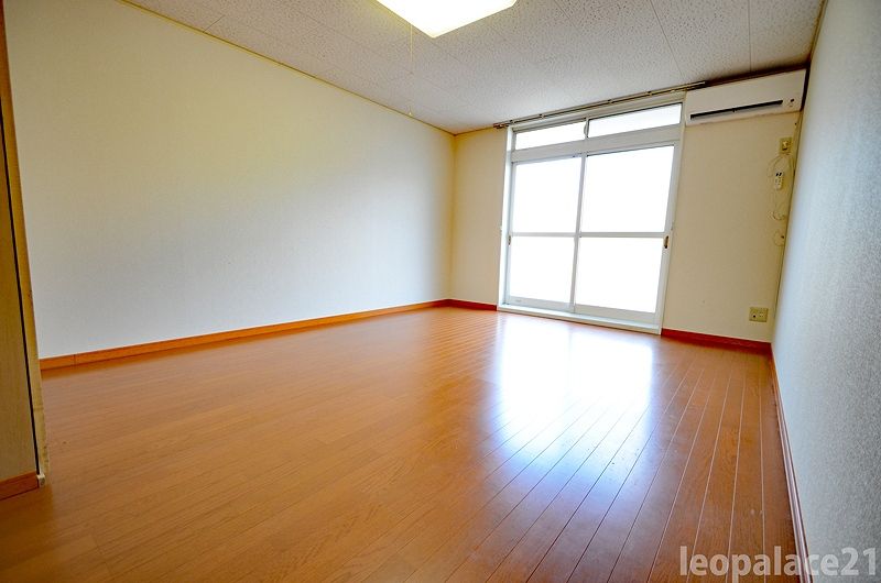 レオパレス前原 居間