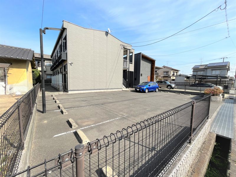 レオパレスオキ 駐車場