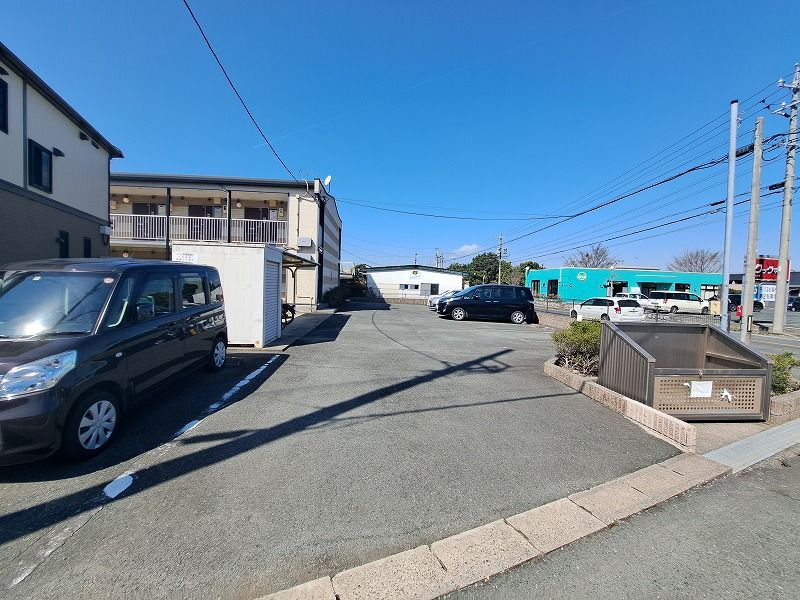 レオパレスルミエール 駐車場